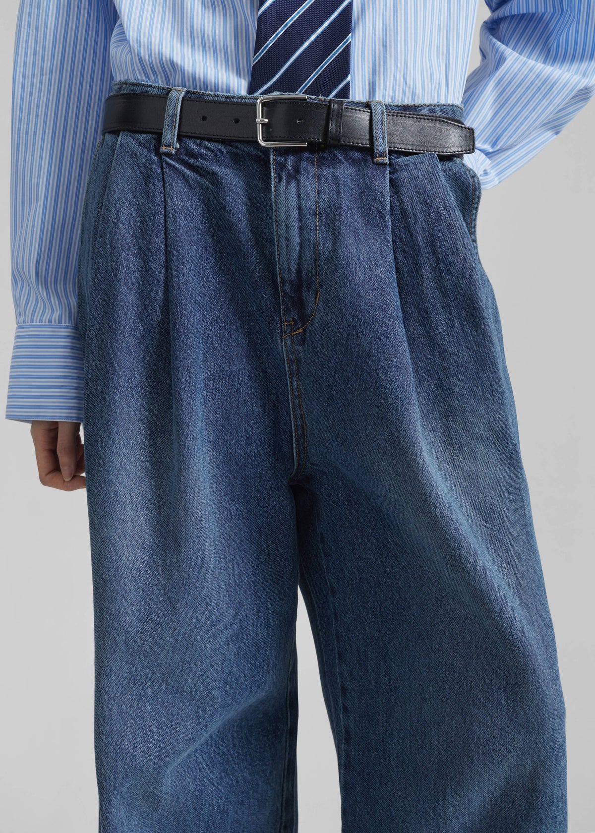 Buxton Pleated Wide Jeans - Medium Wash β view 3 of 8