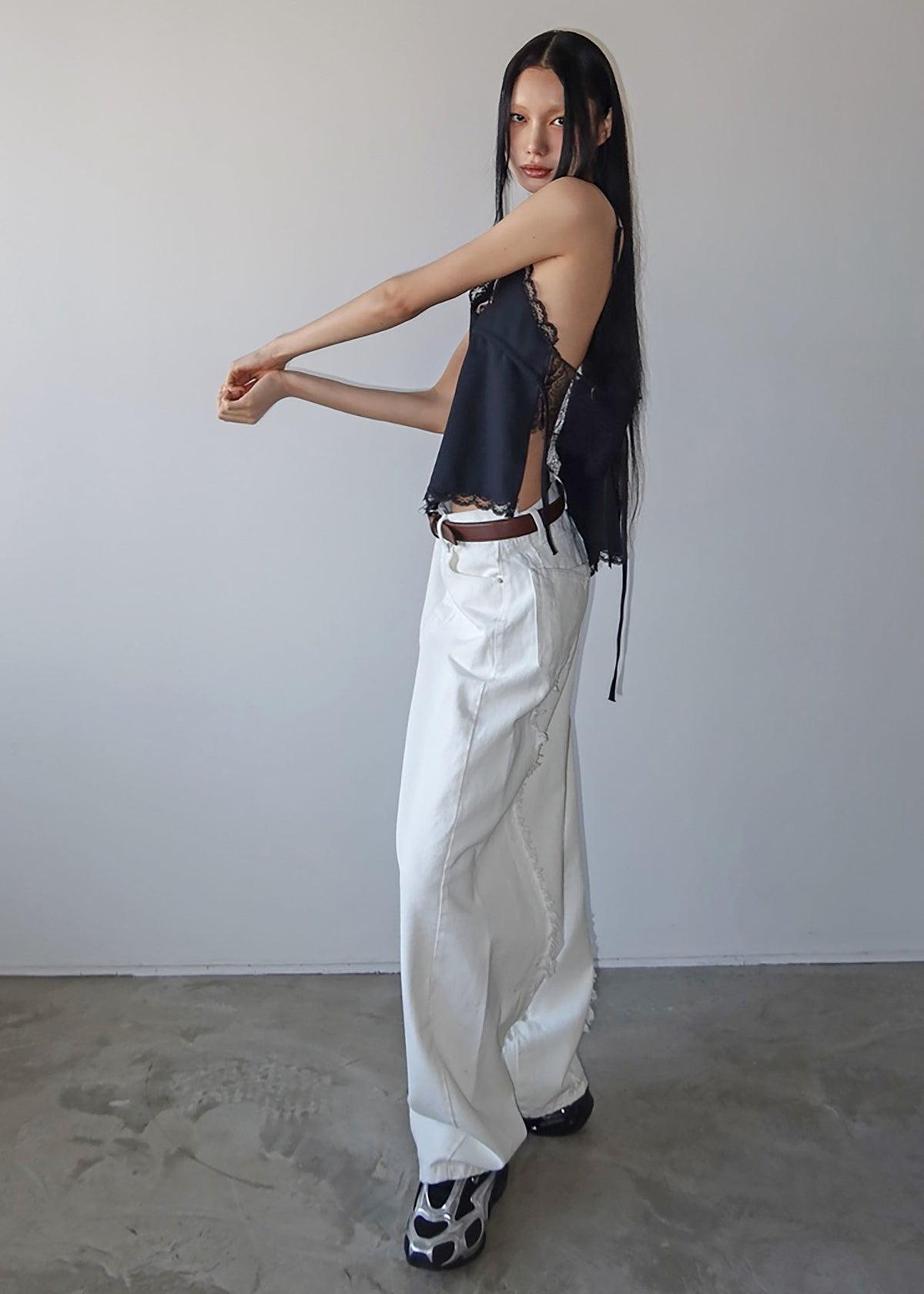 Halgar Frayed Seam Barrel Leg Jeans - White β view 5 of 14