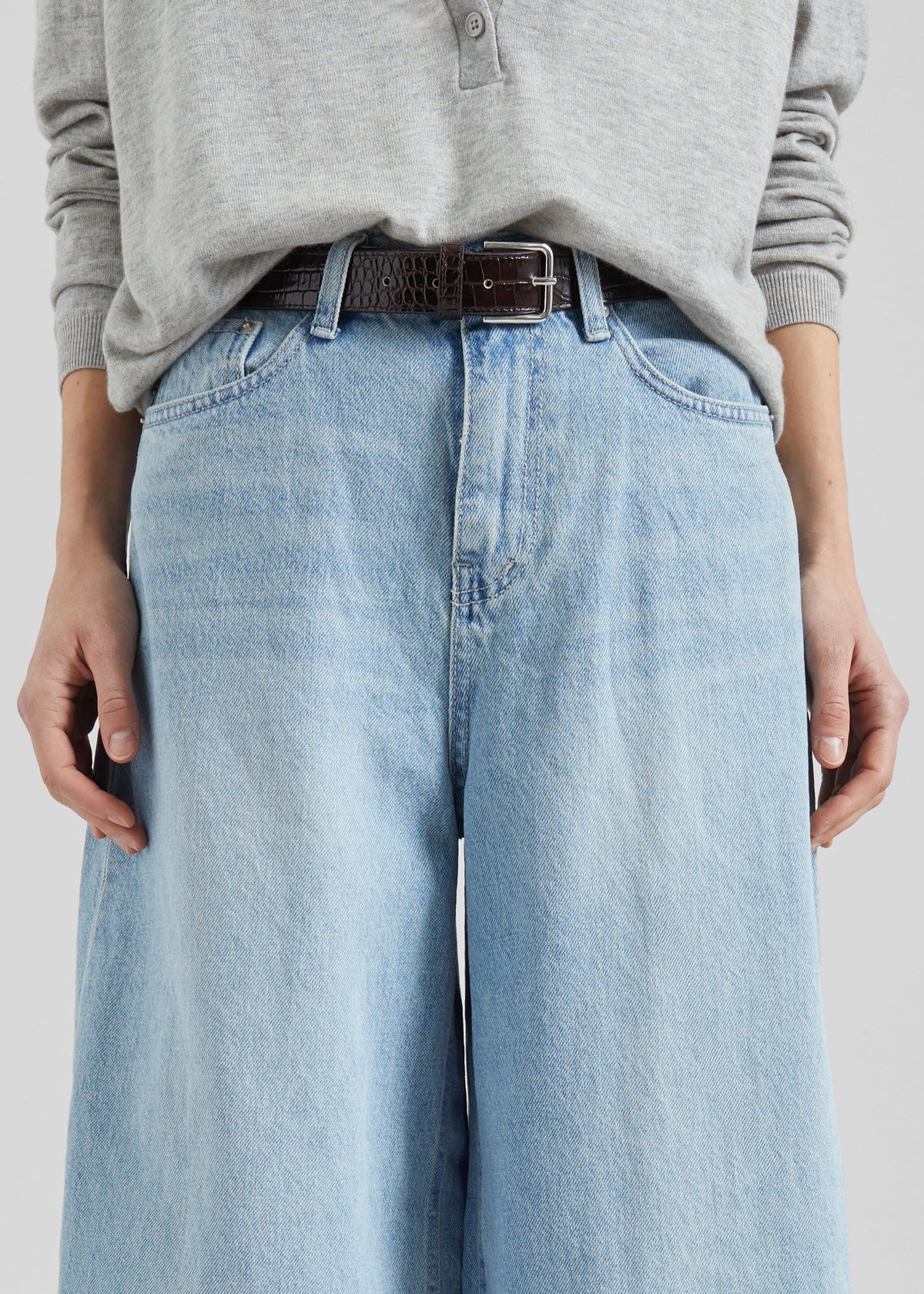 Lucena Barrel-Leg Jeans - Light Wash β view 4 of 9