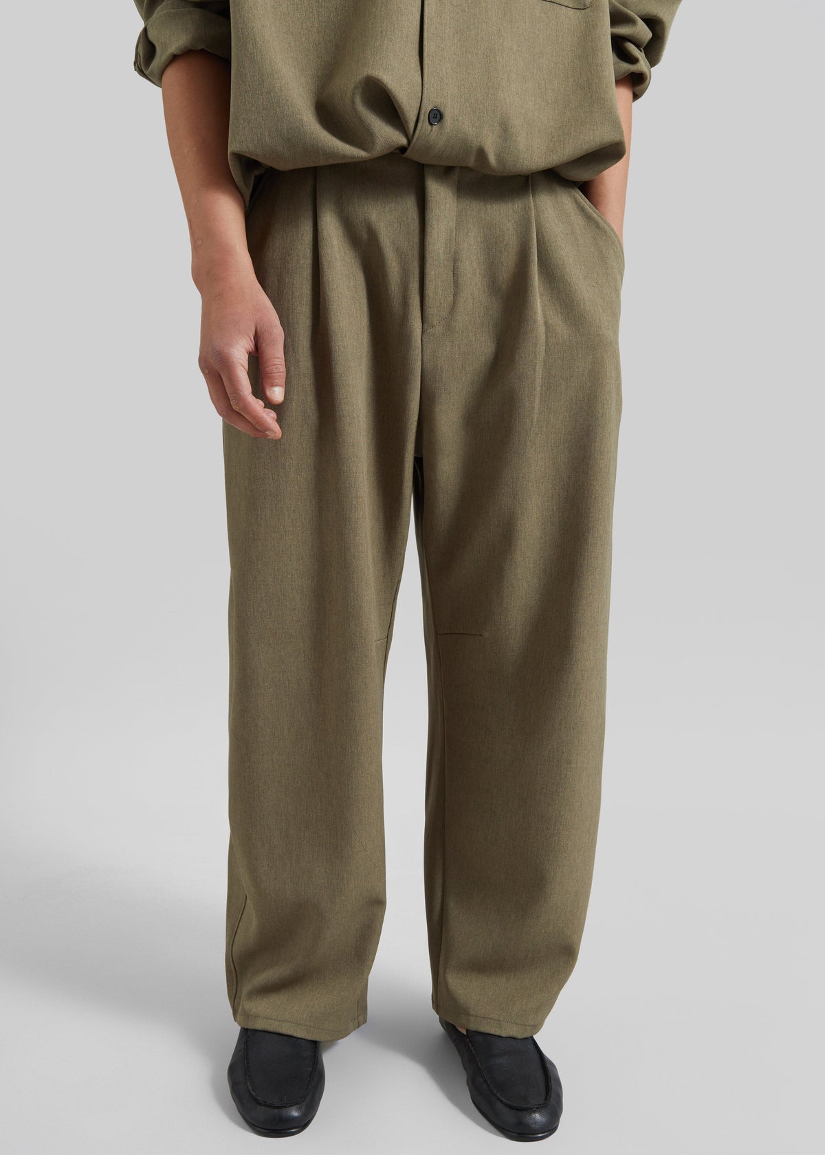 Alessio Straight Trousers - Olive – view 2 of 9
