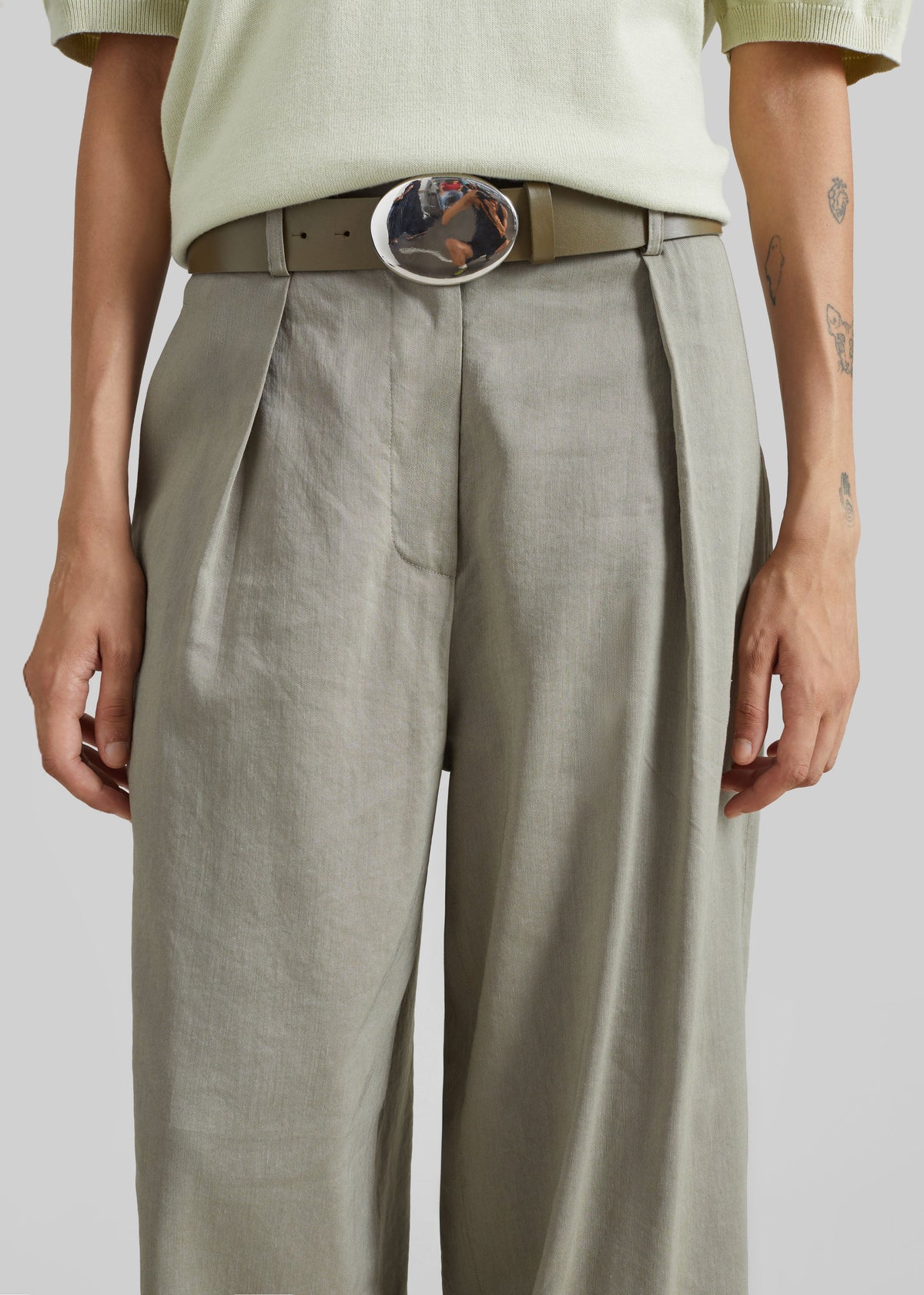 Auray Pleated Trousers - Olive – view 4 of 10