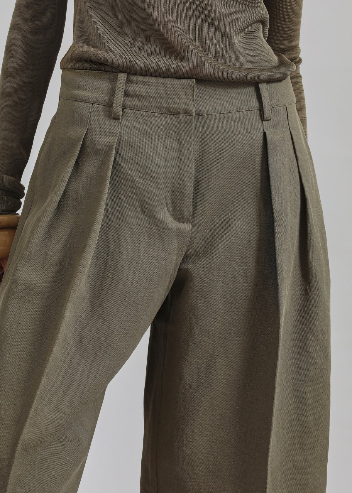 Bilbao Pleated Linen Bermuda Shorts - Khaki – view 6 of 9