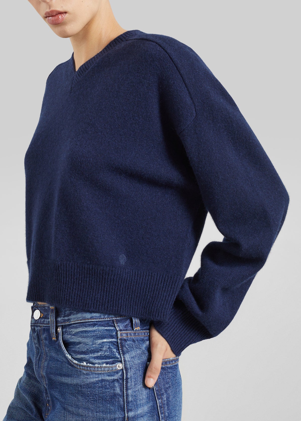 Loulou de Saison Anzor Lds V-Neck Sweater - Navy – view 2 of 5