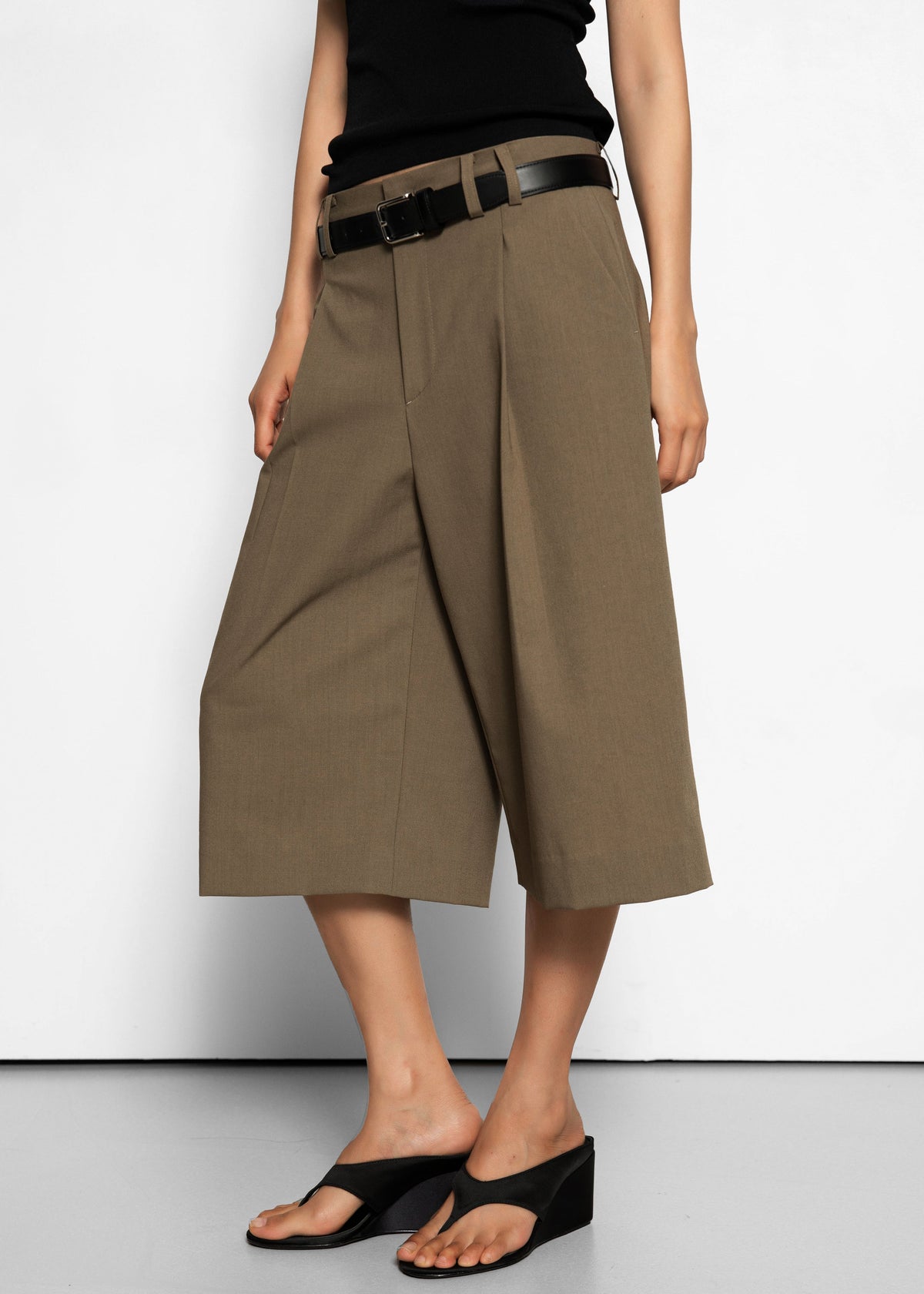 Meldert Bermuda Shorts - Khaki Brown – view 2 of 10