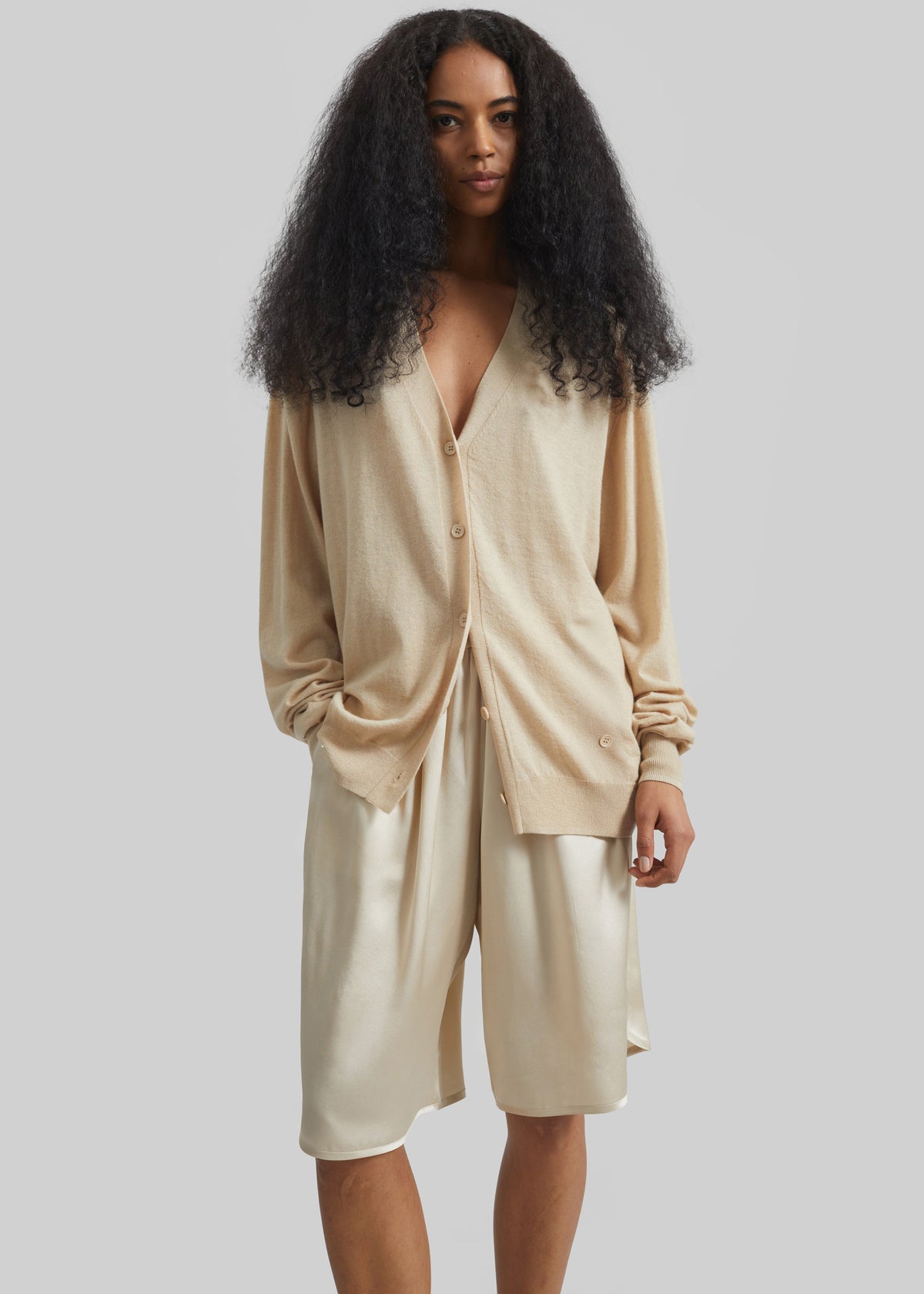 Nelis Silk Bermuda Shorts - Champagne – view 4 of 10