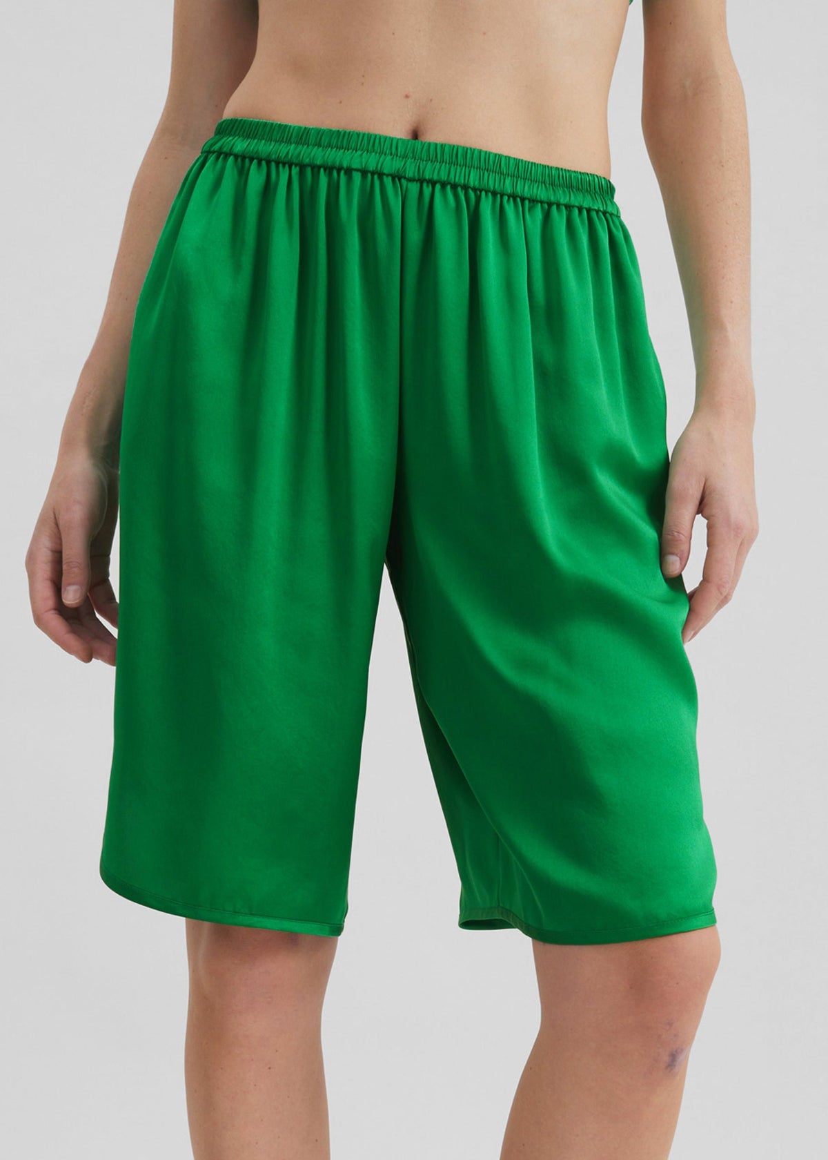 Nelis Silk Bermuda Shorts - Kelly Green – view 3 of 10