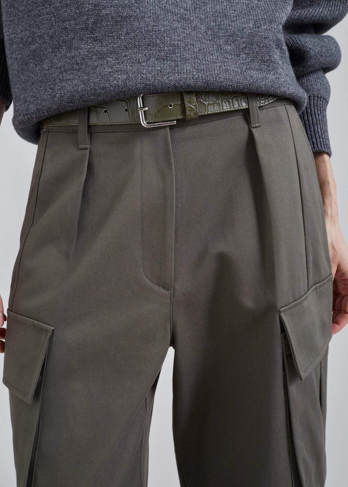 Villeron Cropped Cargo Pants - Dark Olive – view 6 of 10