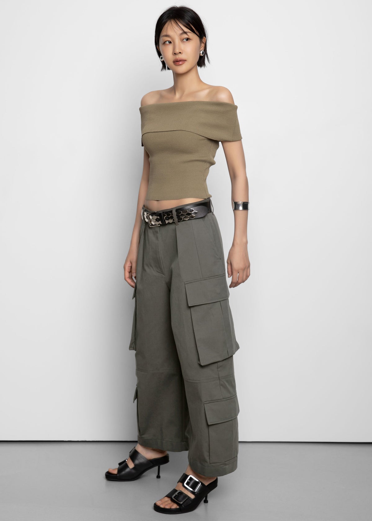 Villeron Cropped Cargo Pants - Dark Olive – view 4 of 10