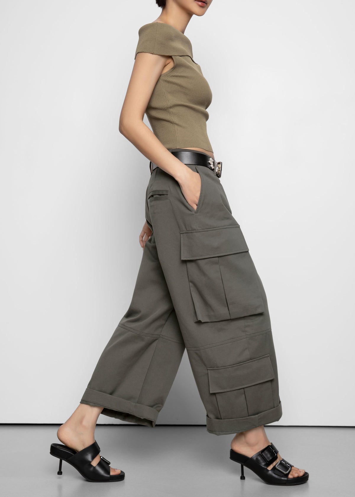 Villeron Cropped Cargo Pants - Dark Olive – view 1 of 10